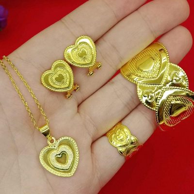 ชุดเด็กงหัวใจ ได้ทั้งชุดสร้อยจี้ต่างหูกำไรและแหวนค่ะ