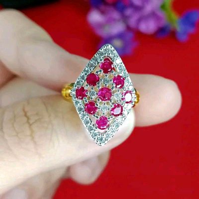 แบบแหวนสีชมพูหวานฉ่ำ 100 บาททุกวง ปรับขนาดได้ฟรีไซส์ – R55 มาคีย์สลับเพชร